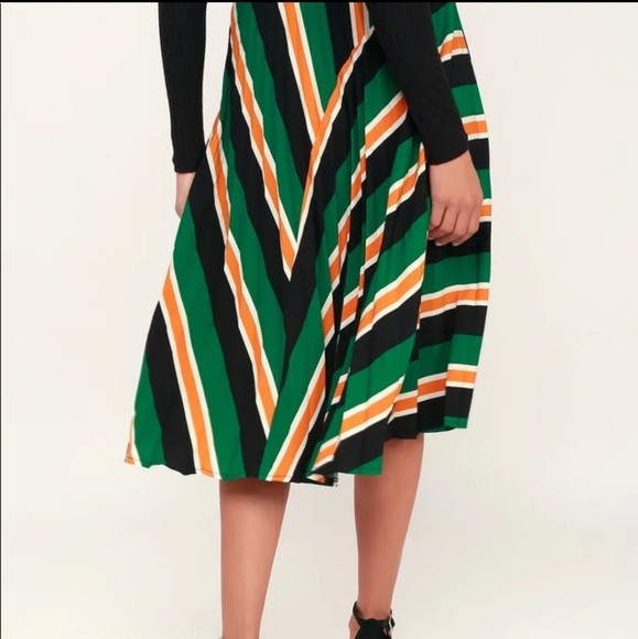 DO+BE Pleated Skirt - Picture 2 of 6